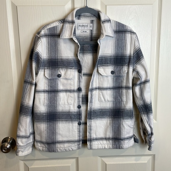 Abercrombie and Fitch Plaid Button-Up Shacket Jacket - Picture 9 of 10